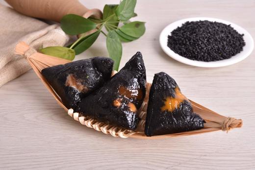 乌米粽采用四种口味蛋黄2鲜肉2豆沙2蜜枣2