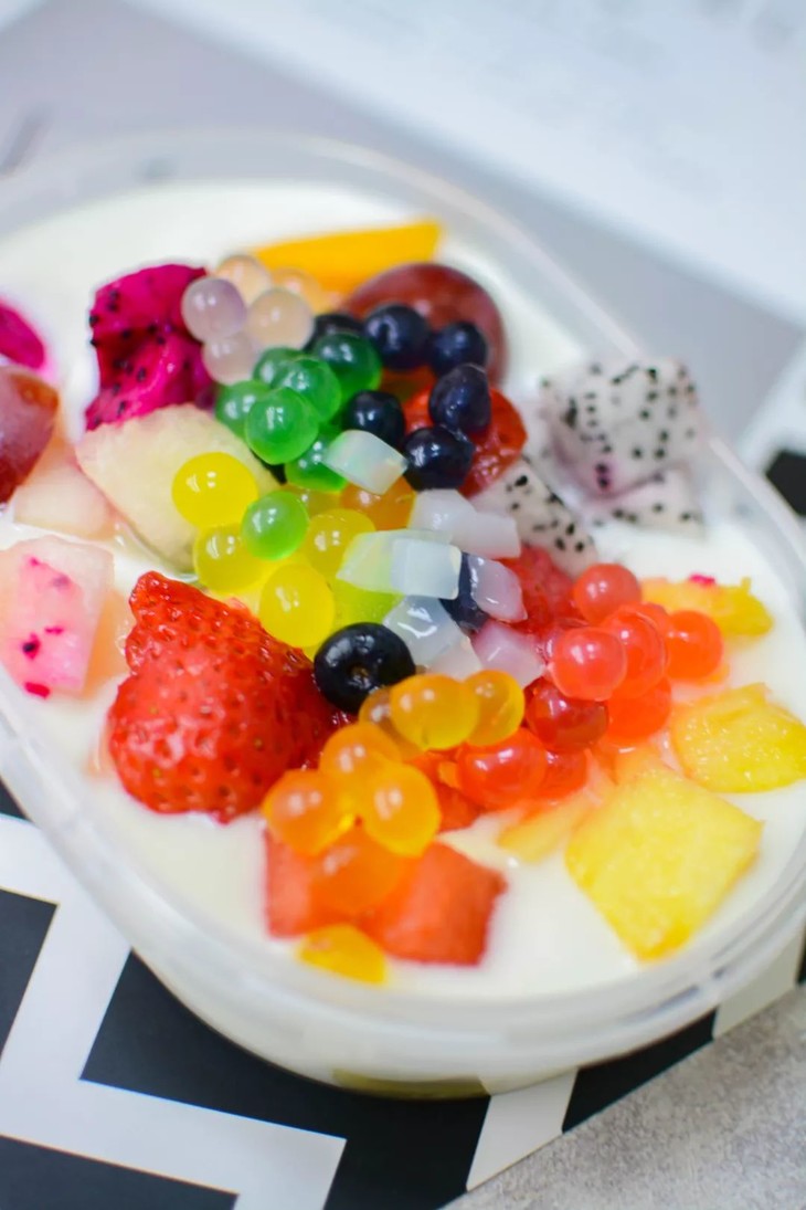 五颜六色的爆爆珠与椰果,加入水果捞提升颜值,爆爆珠在口中咬开的瞬间