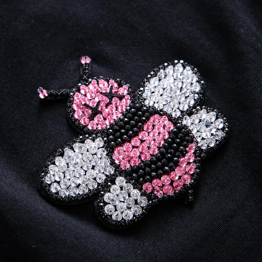 2021底-6折 不退换 THS 19年新下摆纱片设计 CD/KAWS合作版 施华洛世奇水钻蜜蜂T恤 QH099 商品图12