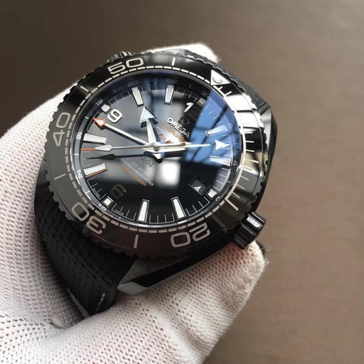 VS欧miga 海马海洋宇宙系列 "深海之黑"
全陶瓷壳套、专有Cal.8906机械机芯、全橡胶表带等等都是它的标配。 商品图2