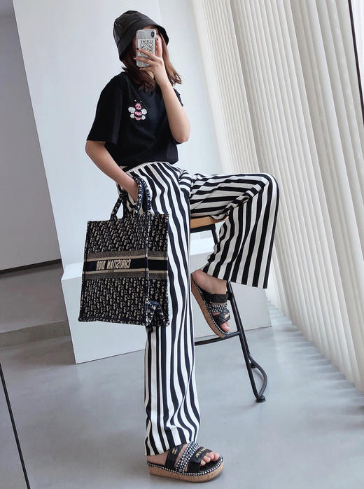 2021底-6折 不退换 THS 19年新下摆纱片设计 CD/KAWS合作版 施华洛世奇水钻蜜蜂T恤 QH099 商品图6