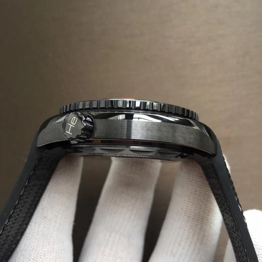 VS欧miga 海马海洋宇宙系列 "深海之黑"
全陶瓷壳套、专有Cal.8906机械机芯、全橡胶表带等等都是它的标配。 商品图5