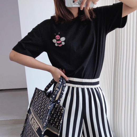 2021底-6折 不退换 THS 19年新下摆纱片设计 CD/KAWS合作版 施华洛世奇水钻蜜蜂T恤 QH099 商品图8