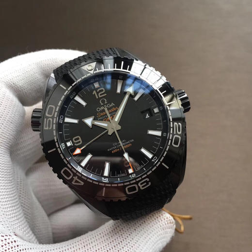 VS欧miga 海马海洋宇宙系列 "深海之黑"
全陶瓷壳套、专有Cal.8906机械机芯、全橡胶表带等等都是它的标配。 商品图1