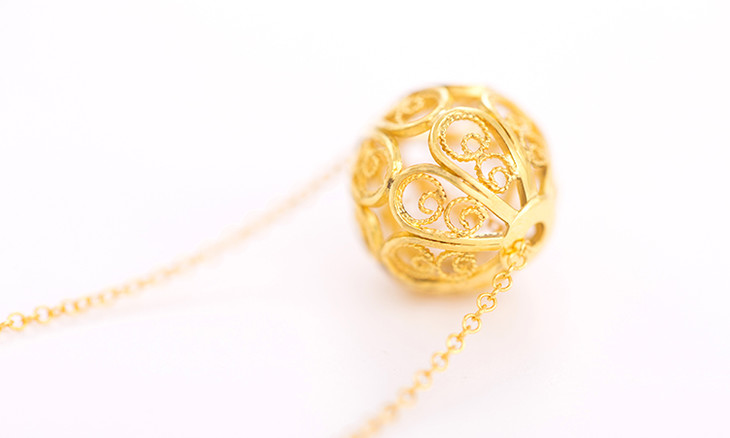 看,发丝般细的18k金花丝,竟能千回百转,弯如花瓣,编成丝球,却依旧丝丝