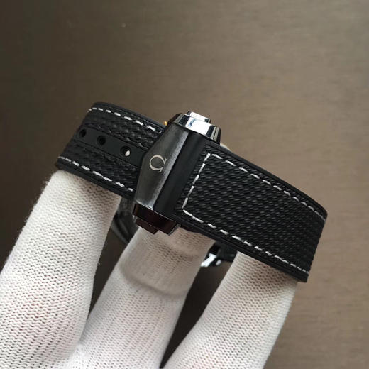 VS欧miga 海马海洋宇宙系列 "深海之黑"
全陶瓷壳套、专有Cal.8906机械机芯、全橡胶表带等等都是它的标配。 商品图7