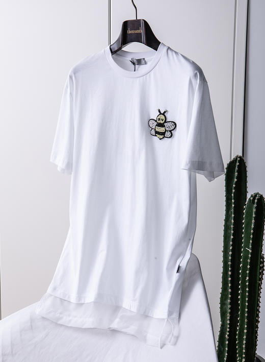 2021底-6折 不退换 THS 19年新下摆纱片设计 CD/KAWS合作版 施华洛世奇水钻蜜蜂T恤 QH099 商品图14