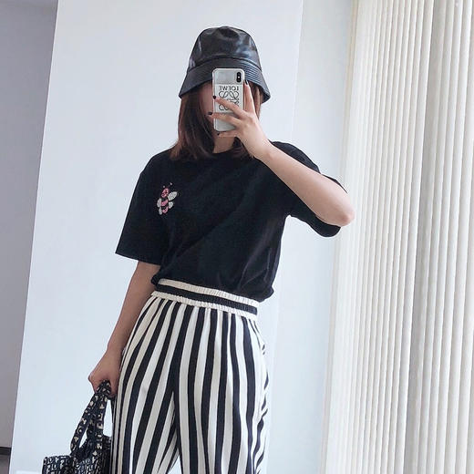 2021底-6折 不退换 THS 19年新下摆纱片设计 CD/KAWS合作版 施华洛世奇水钻蜜蜂T恤 QH099 商品图5