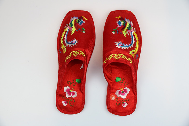 市级刺绣传承人武麦花老师作品彩凤刺绣拖鞋