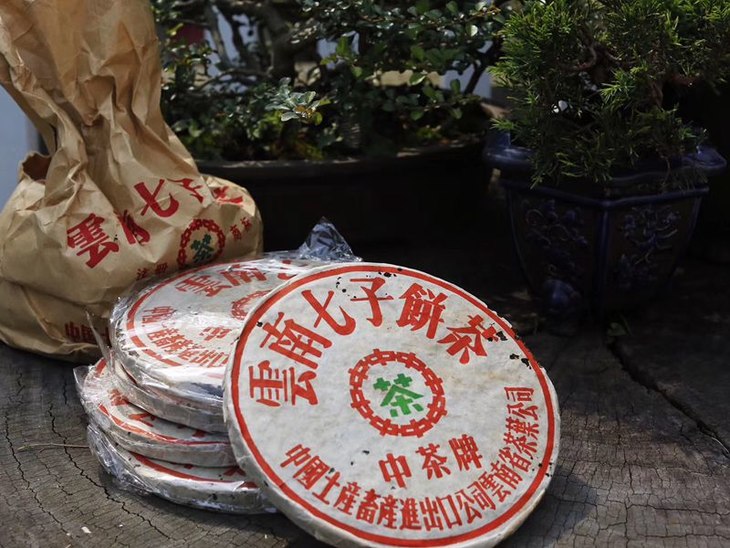 七易01年中茶铁饼绿印