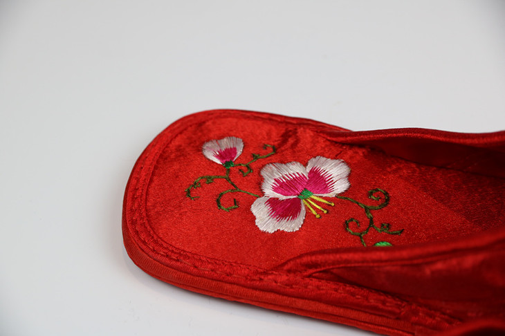 市级刺绣传承人武麦花老师作品彩凤刺绣拖鞋