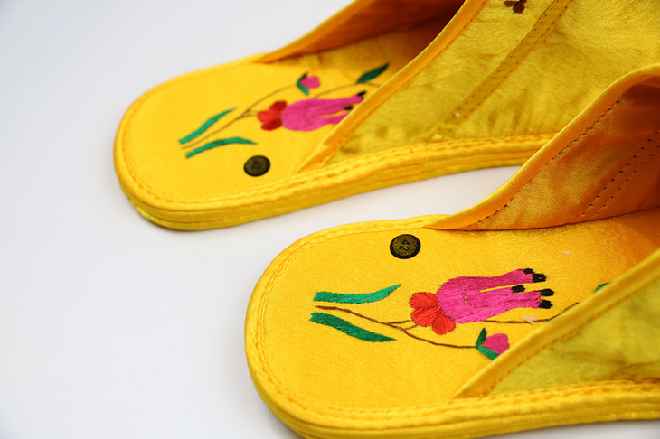 市级刺绣传承人武麦花老师澄城刺绣的作品神龙刺绣拖鞋