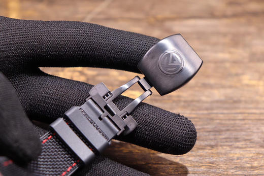 FRACK MULER 法兰克穆勒 彩色纤维壳镂空设计的腕表，糅合了尖端科技与精巧工艺 商品图8