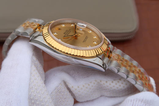 长荣『vs包金』劳力士星期日历型41和36毫米日志，颠覆以往传统工艺！一：904L精钢。二：18厚金部分采用台湾zui新铸金技术，比市场一般的“包金”耐用三倍，搭配正品一致的工艺，正品原版开模无破绽 商品图6