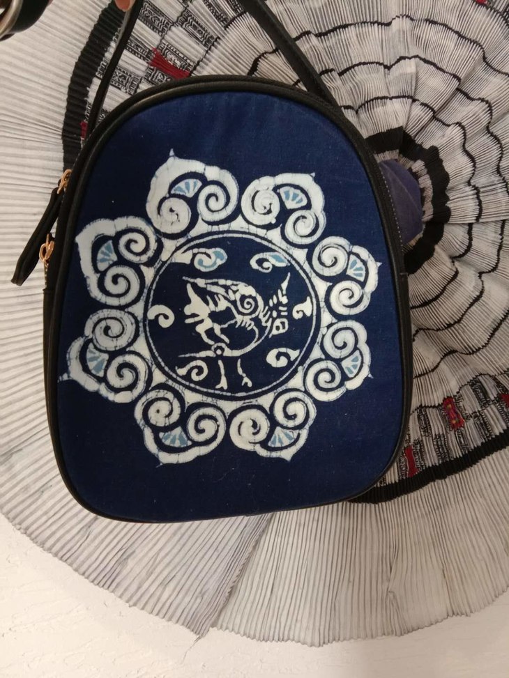 杨芳大师的作品手工蜡染皮包