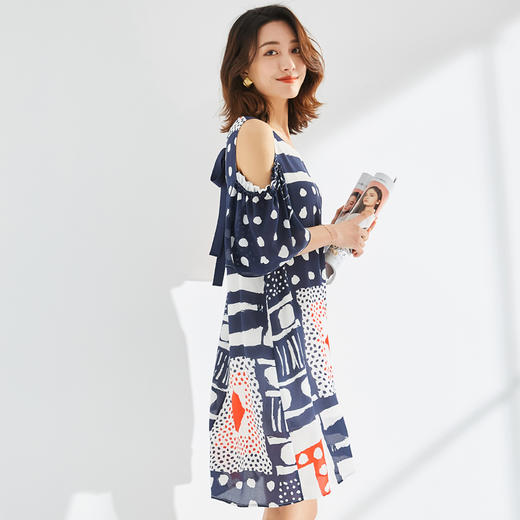 79667欧丝璐印花落肩袖清新自然桑蚕丝连衣裙女