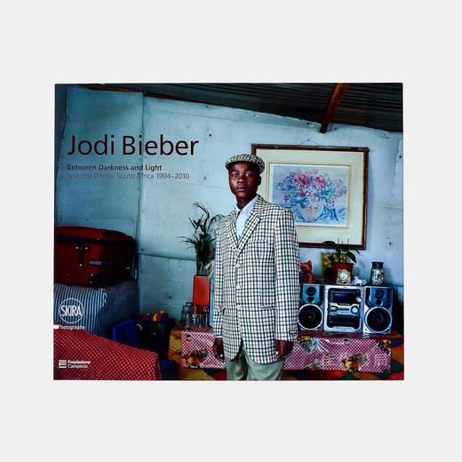 Jodi Bieber: Between Darkness and Light:Selected Works: South Africa 1994–2010 / 乔迪·比伯：黑暗与光明之间：作品选 南 商品图0