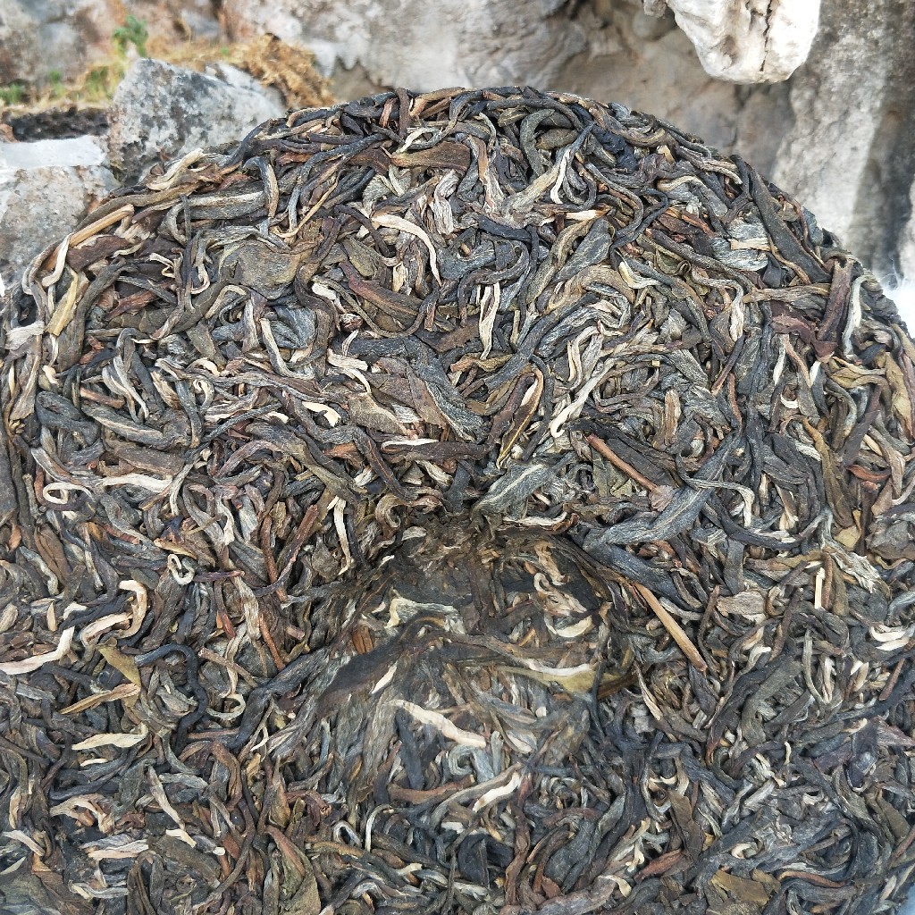 2016年勐宋保塘普洱茶生茶357克饼茶很具有性价比白绵纸包装