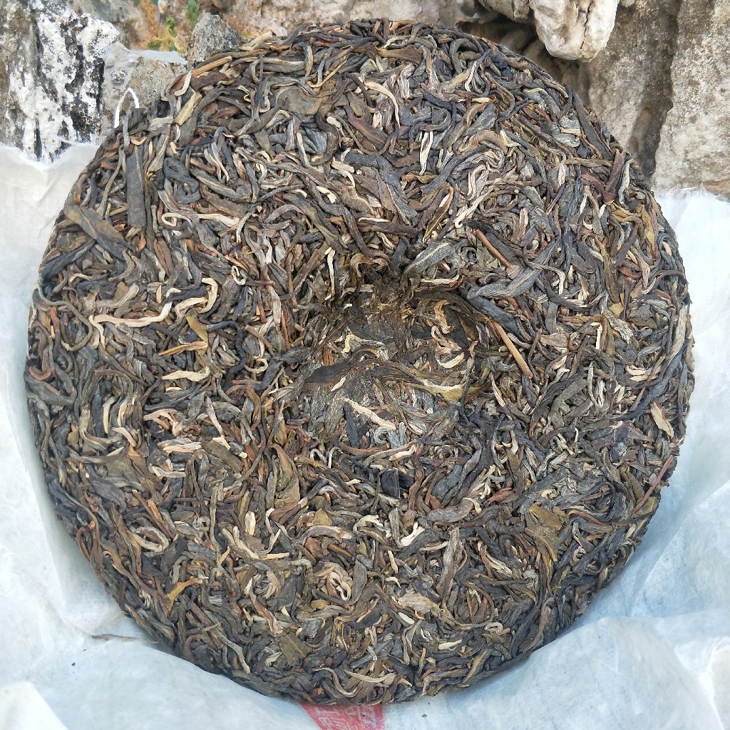 2016年勐宋保塘普洱茶生茶357克饼茶很具有性价比白绵纸包装