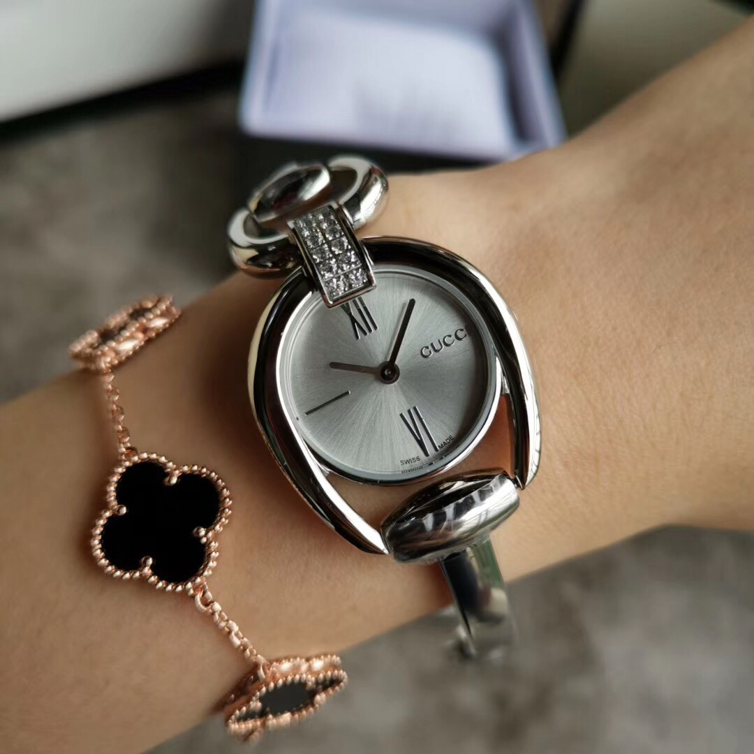 古驰gucci手镯款时装女表表径28mm进口石英机芯精钢壳套走时精准珍珠