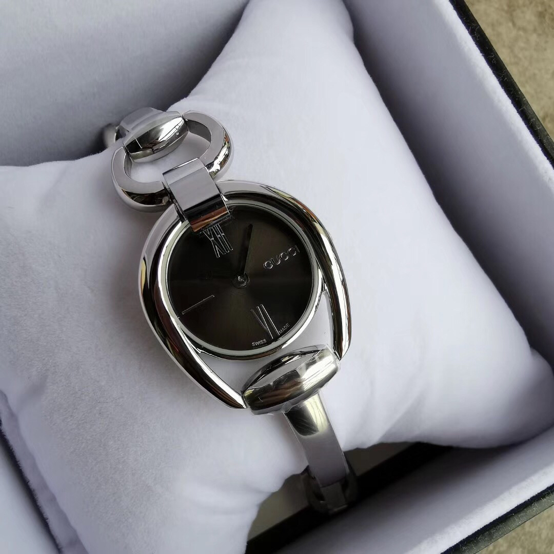 古驰gucci手镯款时装女表表径28mm进口石英机芯精钢壳套走时精准珍珠