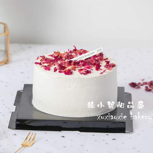 人间荔枝|【玫瑰荔人】荔枝戚风蛋糕。玫瑰戚风胚+玫瑰奶油+白糖罂荔枝+玫瑰干花花瓣 商品图0