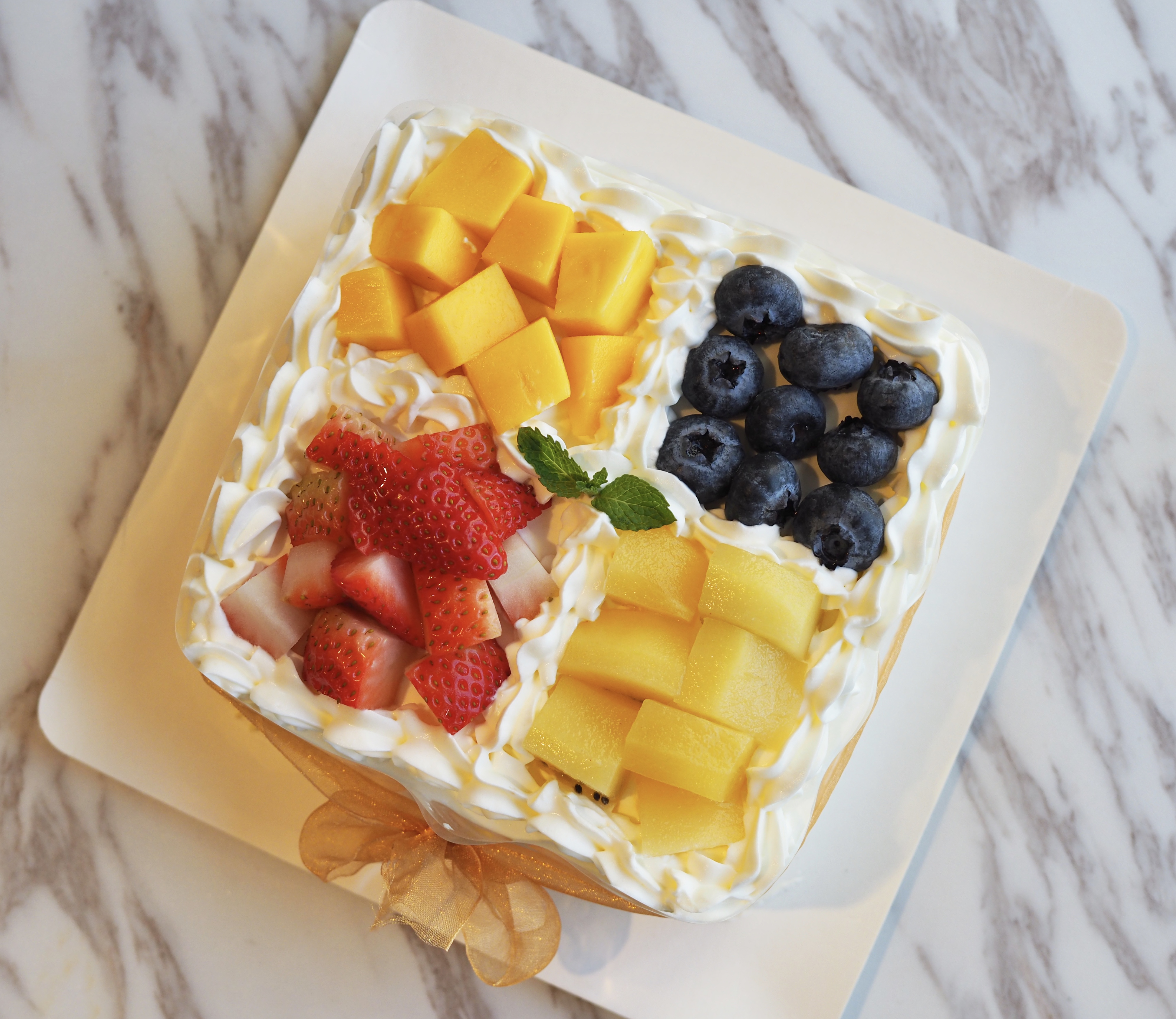 方形奶油水果蛋糕