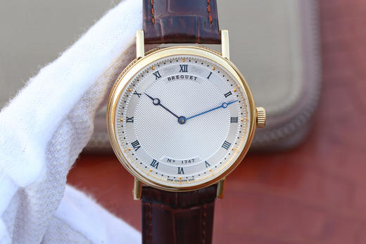 N宝玑经典系列5967BB/11/9W6腕表 宝玑zui具古典风格的焊接式圆角表耳 外壳缘饰钱币纹 采用了拉丝打磨罗马数字表盘刻度 烧钢蓝针 商品图0