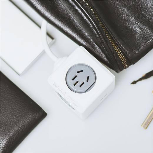 老米优品 / 德国红点设计大奖！！《阿乐乐可迷你创意方块/立体插座 带USB插孔》 解决插座拥挤问题，节省空间！ 商品图8