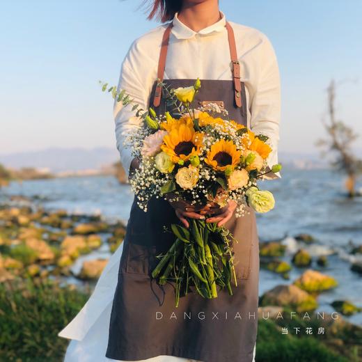 【莉莉安】】小花向日葵6  绿色洋桔梗6朵  尤加利叶2支  送满天星随机2支（夏木设计） 商品图0