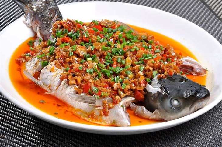 油浸鱼是特色招牌菜做出来的酱汁蘸的鱼肉口感超好肉质很是鲜美鱼汤更