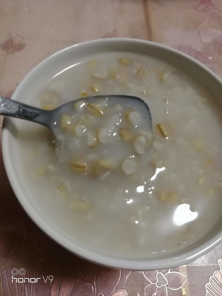 食用 燕麦让人易饱且能量持久 燕麦比较常见的食用方法是用燕麦米煮粥
