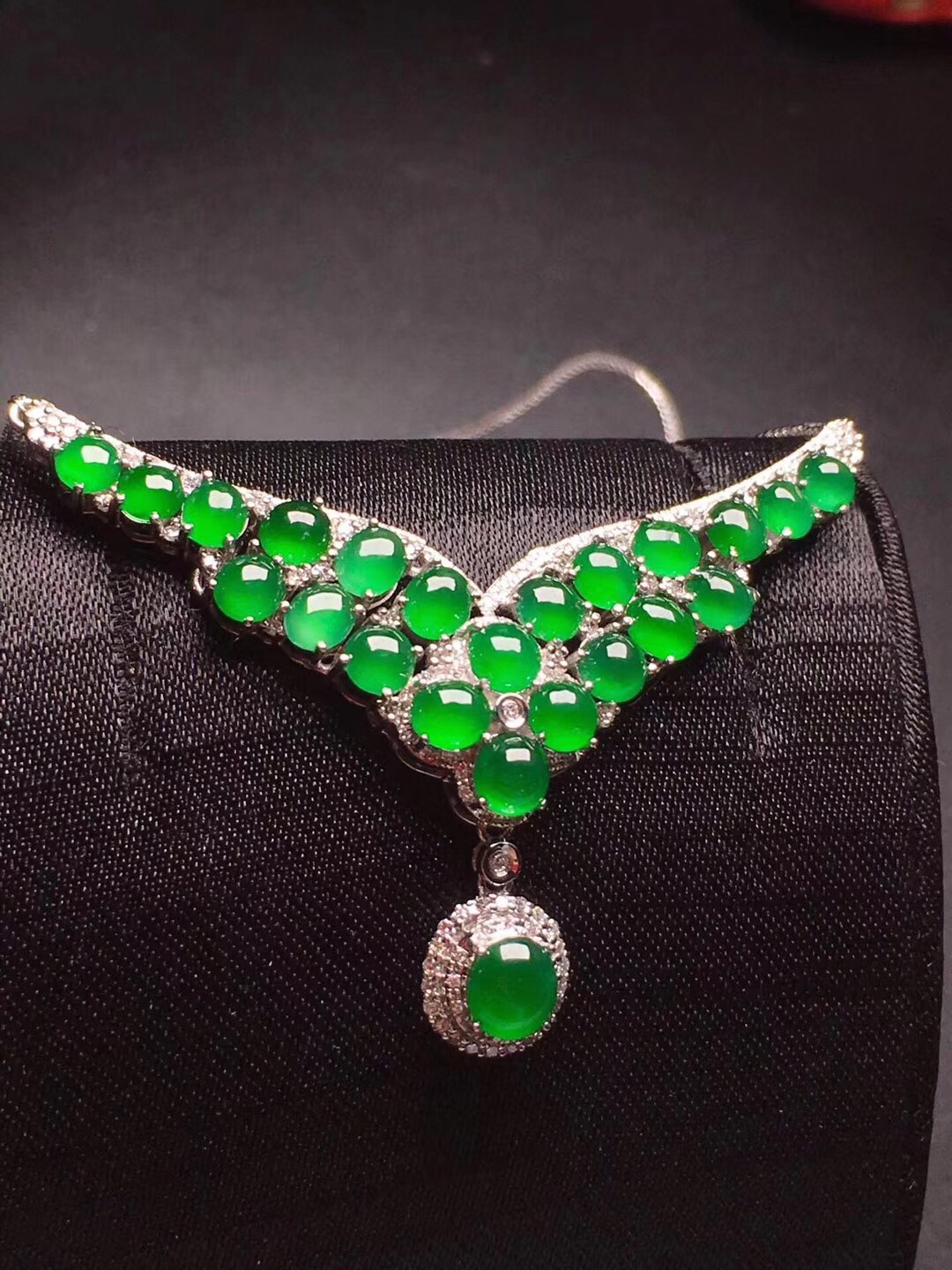 翡翠项链 18k 钻石镶嵌,款式简约时尚大气上档次,品相完美无暇