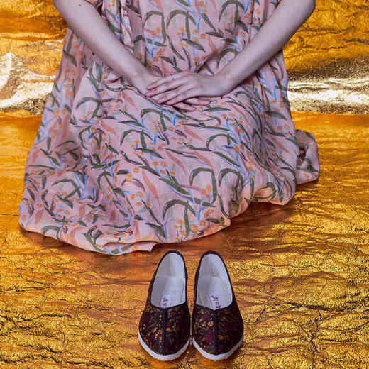 内联升女鞋手工单鞋千层底IP衍生系列养家之人(碎花)尖口淑女布鞋YJ8274 商品图1