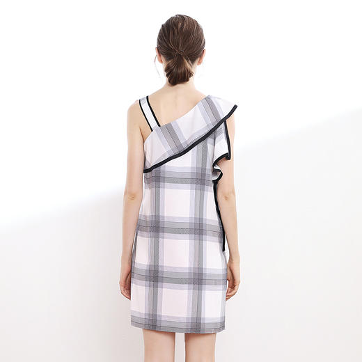 VIMAGE纬漫纪早秋斜领吊带露肩荷叶边短款连衣裙一步裙女V907544 商品图4