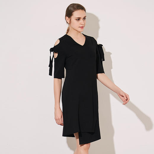 VIMAGE纬漫纪夏季新款女装黑色露肩不对称五分袖V领连衣裙V907580 商品图3