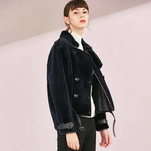 VIMAGE纬漫纪品牌女装冬季新款时尚方领绵羊皮保暖皮衣女V1093601 商品图1