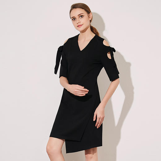 VIMAGE纬漫纪夏季新款女装黑色露肩不对称五分袖V领连衣裙V907580 商品图2