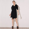 VIMAGE纬漫纪夏季新款女装黑色露肩不对称五分袖V领连衣裙V907580 商品缩略图1