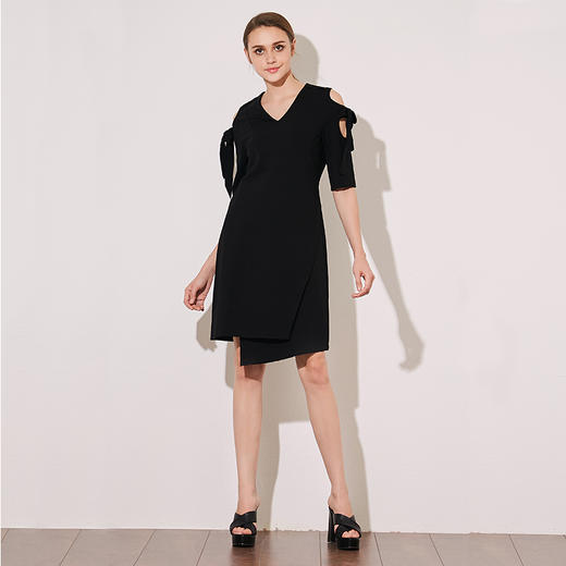 VIMAGE纬漫纪夏季新款女装黑色露肩不对称五分袖V领连衣裙V907580 商品图1