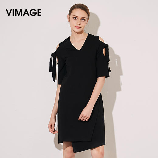 VIMAGE纬漫纪夏季新款女装黑色露肩不对称五分袖V领连衣裙V907580 商品图0