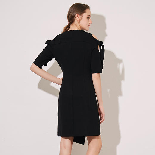 VIMAGE纬漫纪夏季新款女装黑色露肩不对称五分袖V领连衣裙V907580 商品图4