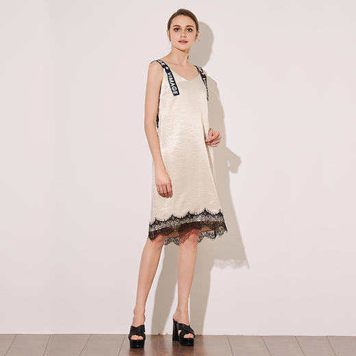 VIMAGE纬漫纪夏季女装字母吊带V字领直筒中长款连衣裙女V907501 商品图1