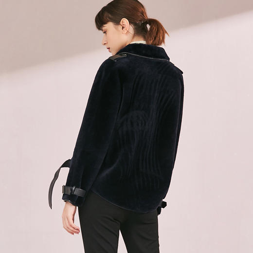 VIMAGE纬漫纪品牌女装冬季新款时尚方领绵羊皮保暖皮衣女V1093601 商品图4