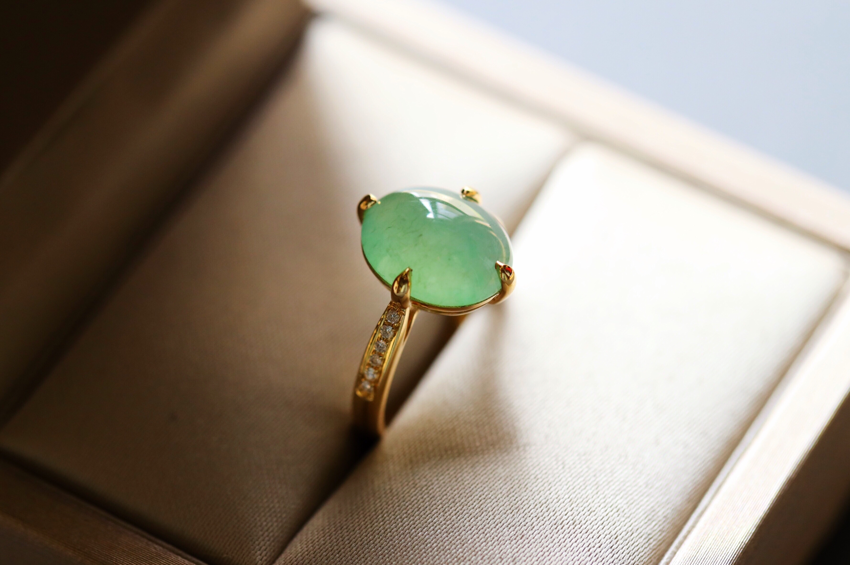 冰种晴水绿翡翠蛋面戒指18k黄金钻石镶嵌