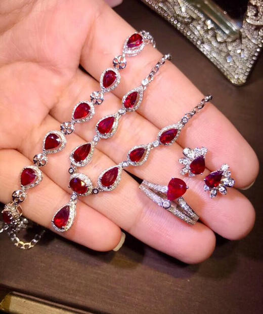 天然无烧鸽血红红宝石套装,手链2.8克拉,项链3.5克拉,耳钉0.44 0.