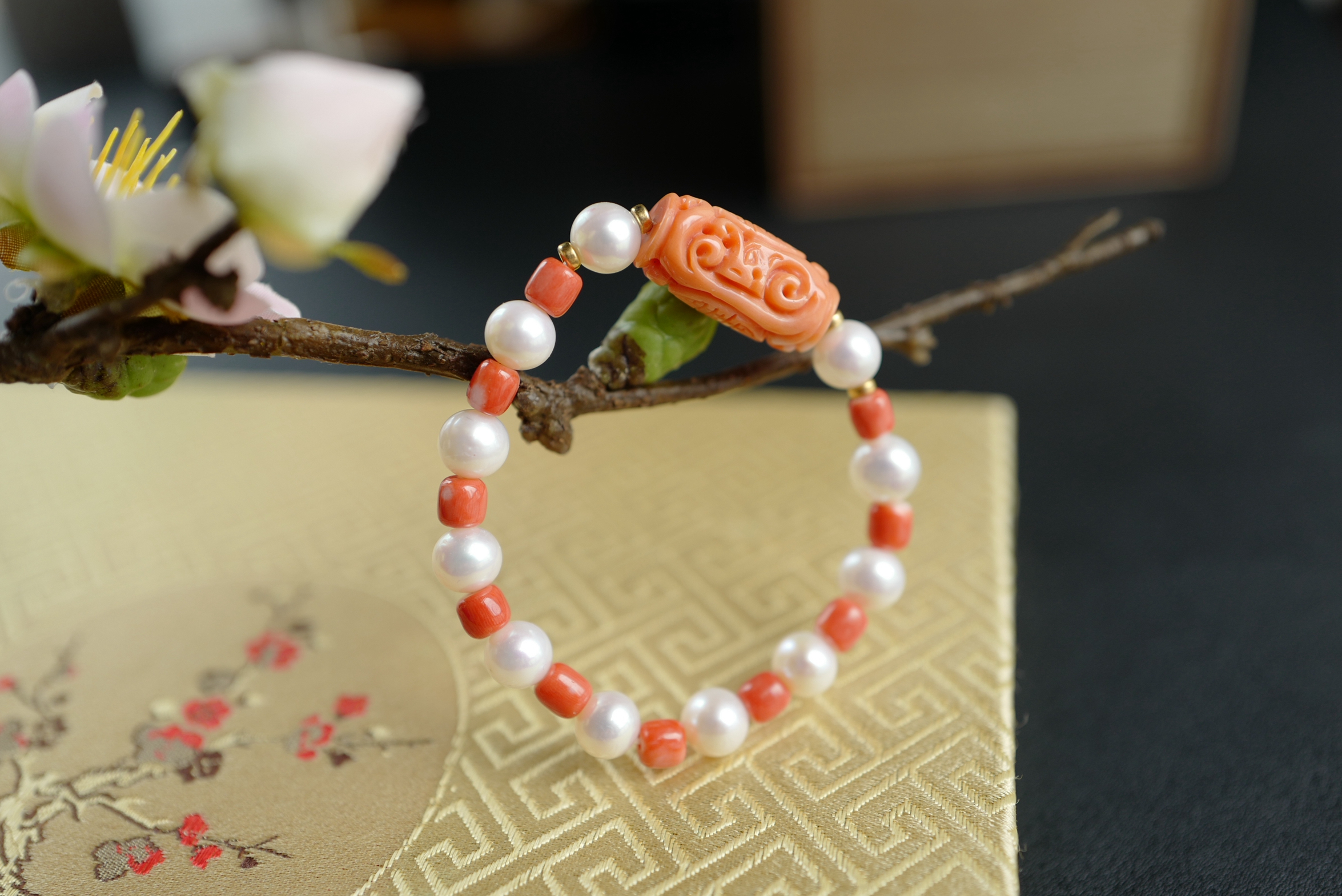 气质古典的珊瑚珍珠手链