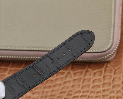 LUC出品集腕表与怀表一体的萧邦L.U.C系列161923-1001腕表震撼来袭！两位一体，简约大气。皮表带，自动机械机芯，透底。 商品图10