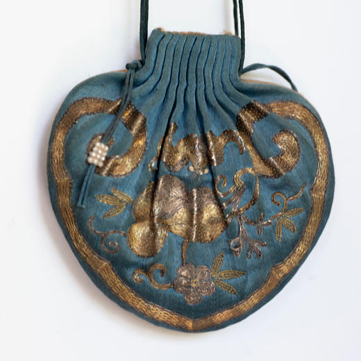 清代盘金银线绣香囊