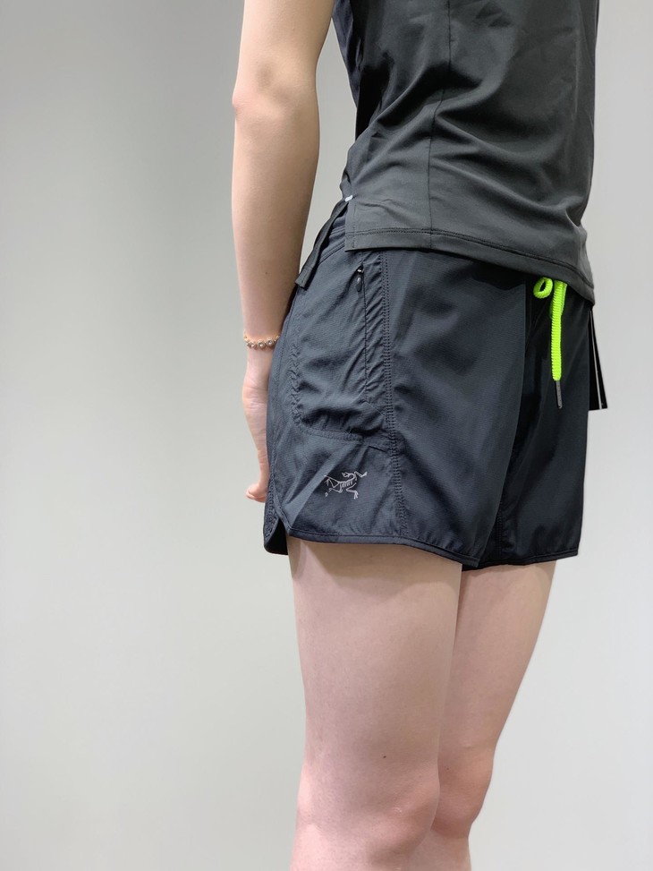 点此购买始祖鸟女士跑步运动健身速干短裤左120817